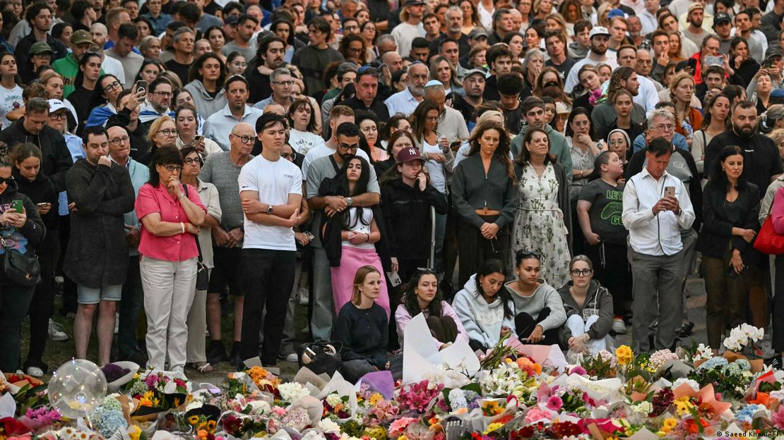 Trauernde am Bondi Pavilion nach dem Anschlag auf ein jüdisches Fest