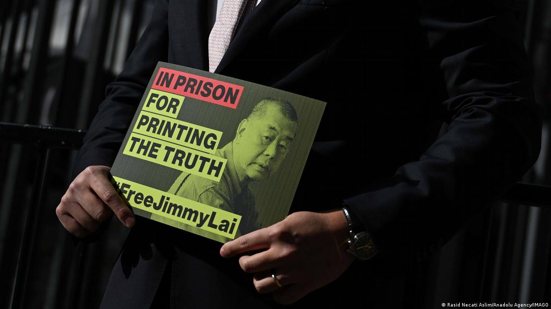 Letrero donde se puede ver la imagen de Jimmy Lai y se puede leer: 