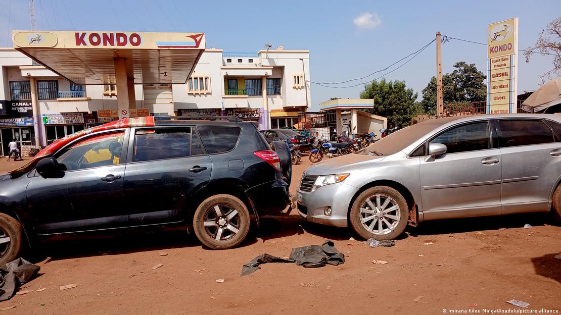 Des voitures font la queue devant une station service
