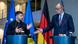El canciller alemán Merz le extiende la mano al presidente ucraniano Zelenski, este lunes (15.12.2025) en la Cancillería, en Berlín. El canciller alemán Merz le extiende la mano al presidente ucraniano Zelenski, este lunes (15.12.2025) en la Cancillería, en Berlín.