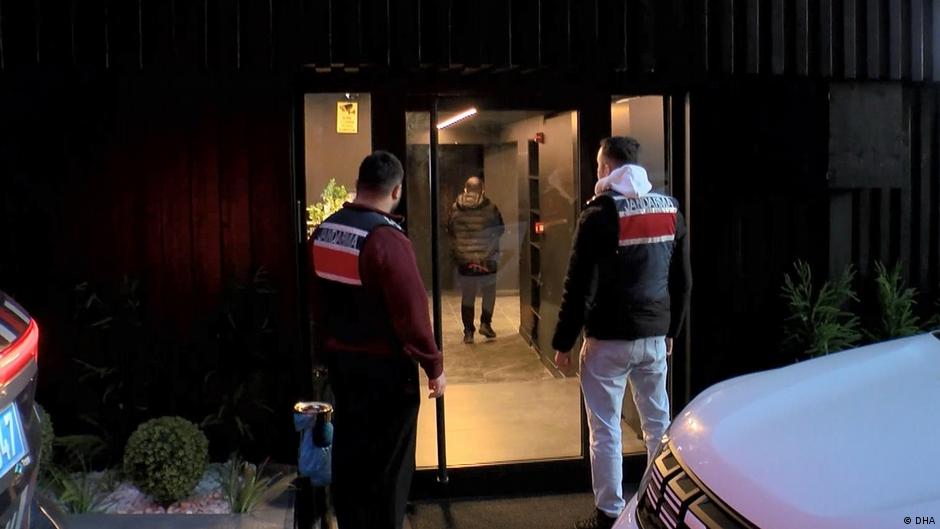 Üç büyüklerin sponsoru Gain Medya'ya kayyum atandı

Galatasaray, Fenerbahçe ve Beşiktaş'ın sponsoru Gain Medya'ya "yasa dışı bahis" ve "dolandırıcılık" suçlamalarıyla operasyon düzenlendi

Şirket TMSF yönetimine devredildi