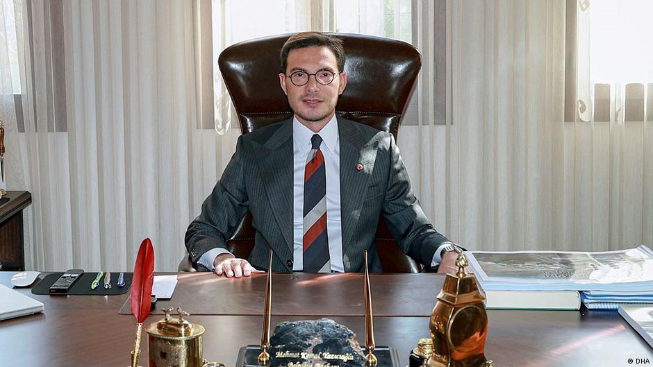 Tokat'ta MHP'li Belediye Başkanı Mehmet Kemal Yazıcıoğlu'nun makam odasında "böcek" olarak adlandırılan dinleme cihazı bulundu