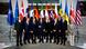 Krerët e shteteve dhe qeverive evropiane me Volodymyr Zelenskin në Kancelarinë Federale : Presidenti finlandez Alexander Stubb, kryeministri polak Donald Tusk, presidenti francez Emmanuel Macron, kancelari gjerman Friedrich Merz, presidenti ukrainas Volodymyr Zelenskyy, Steve Witkoff, Jared Kushner, kryeministri italian Giorgia Meloni, rreshti i parë nga e majta, Onas Gahr, sekretari i përgjithshëm i NATO-s Mark Rutte, kryeministrja daneze Mette Frederiksen, Ursula von der Leyen, kryeministri holandez Dick Schoof, kryeministri suedez Ulf Kristersson, rreshti i fundit nga e majta, Krerët e shteteve dhe qeverive evropiane me Volodymyr Zelenskin në Kancelarinë Federale : Presidenti finlandez Alexander Stubb, kryeministri polak Donald Tusk, presidenti francez Emmanuel Macron, kancelari gjerman Friedrich Merz, presidenti ukrainas Volodymyr Zelenskyy, Steve Witkoff, Jared Kushner, kryeministri italian Giorgia Meloni, rreshti i parë nga e majta, Onas Gahr, sekretari i përgjithshëm i NATO-s Mark Rutte, kryeministrja daneze Mette Frederiksen, Ursula von der Leyen, kryeministri holandez Dick Schoof, kryeministri suedez Ulf Kristersson, rreshti i fundit nga e majta,