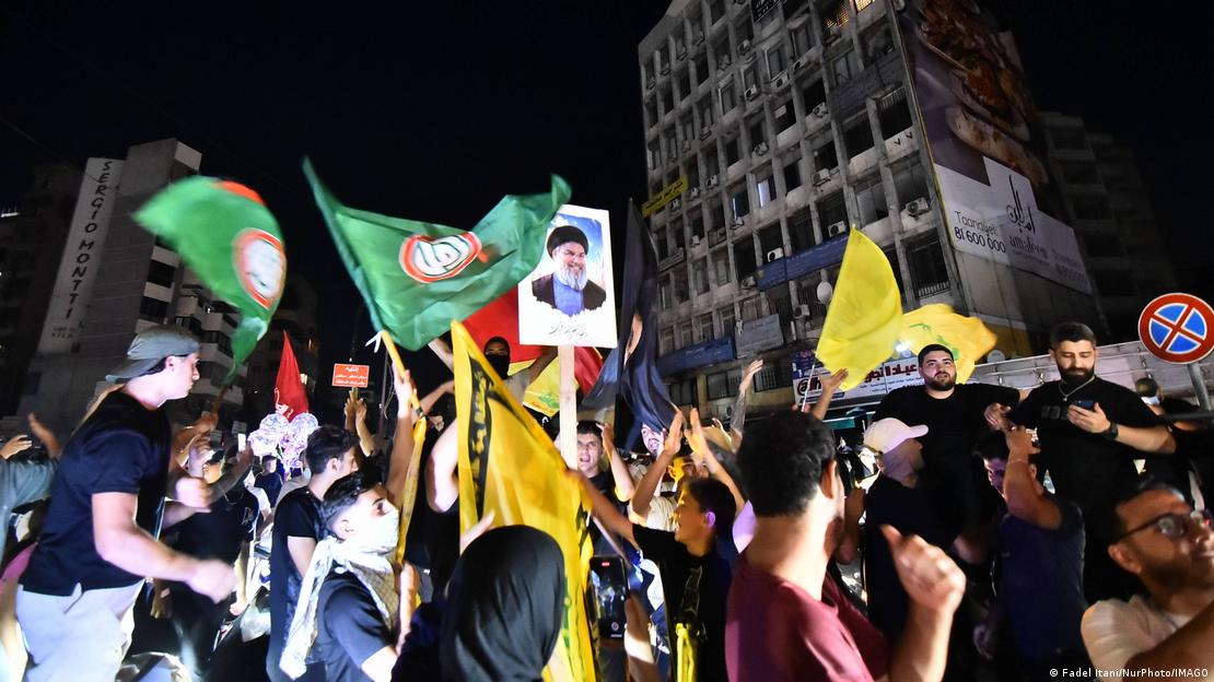 جنگ بندی کے فیصلے کے خلاف حزب اللہ کے حامیوں کا مارچ