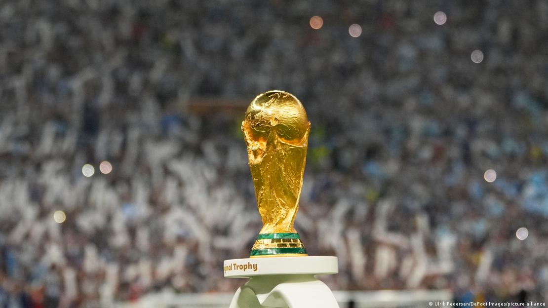 Katar'daki 2022 Dünya Kupası'nda final maçı için stada getirilen kupa