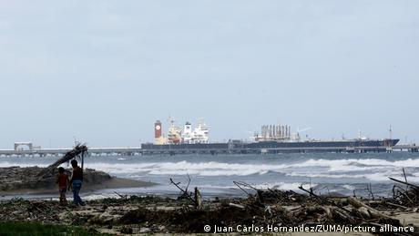 Trump fordert von Venezuela die Rückgabe von Öl und Land, Maduro weist das zurück. Trump fordert von Venezuela die Rückgabe von Öl und Land, Maduro weist das zurück.