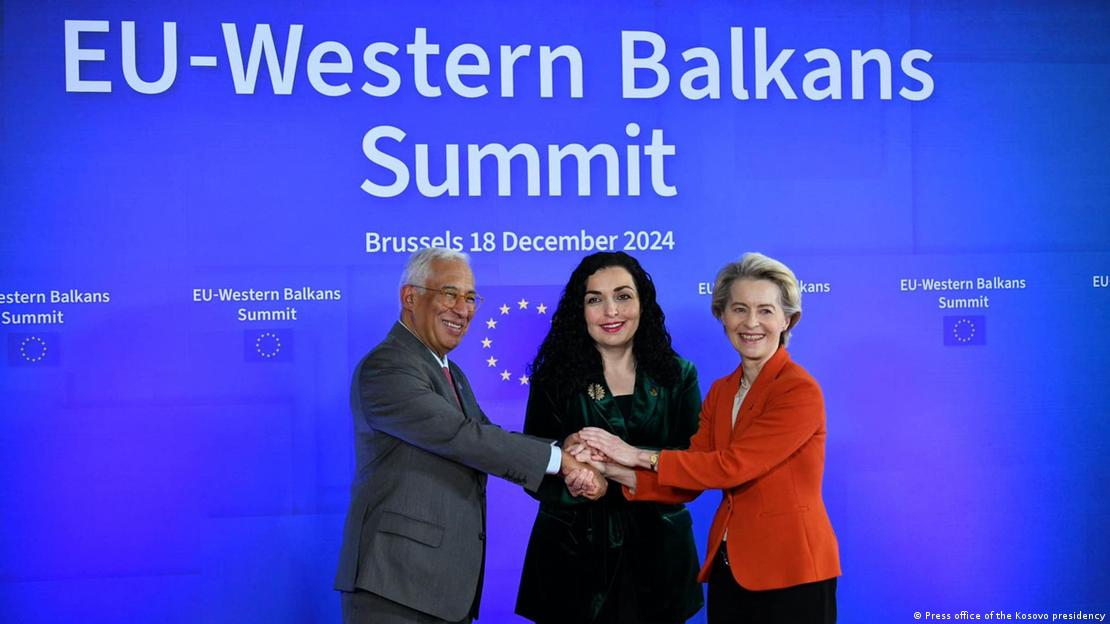 Majtas, Antonio Costa, Presidenti i Këshillit Europian të BE, që shtrëngon duart i buzëqeshur me presidenten Vjosa Osmani (në mes të fotos) dhe presidenten e KE Ursula von der Leyen, djathtas