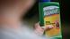 Mujer sostiene una botella del herbicida Roundup. Mujer sostiene una botella del herbicida Roundup.