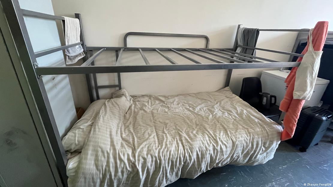 图为一名庇护申请人在难民收容中心的床位,他与另一人共享约十平方米的房间。图并非王青的床位。 图为一名庇护申请人在难民收容中心的床位,他与另一人共享约十平方米的房间。图并非王青的床位。