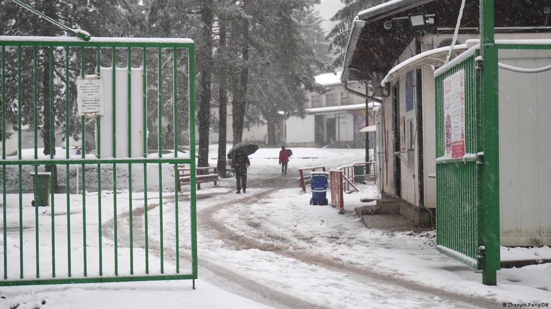 图为萨拉热窝市郊的一个难民营入口大门。 图为萨拉热窝市郊的一个难民营入口大门。