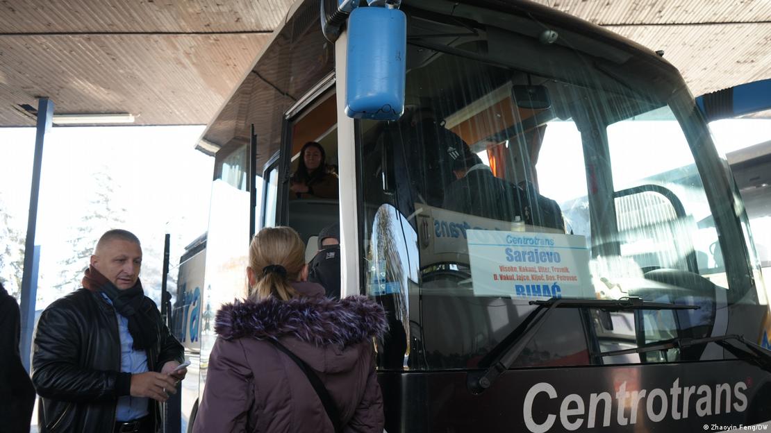 一辆开往萨拉热窝的巴士,人们正排队上车。 一辆开往萨拉热窝的巴士,人们正排队上车。