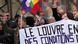 Los huelguistan enarbolan banderas sindicales y una pancarta en la que (aunque no es visible complementamente en la imagen) se lee: "El Louvre lucha por condiciones laborales dignas, se exigen aumentos salariales y más personal en respuesta al estado ruinoso del palacio y al proyecto LNR" (en referencia al plan de ampliación Proyecto Nuevo Renacimiento). Los huelguistan enarbolan banderas sindicales y una pancarta en la que (aunque no es visible complementamente en la imagen) se lee: "El Louvre lucha por condiciones laborales dignas, se exigen aumentos salariales y más personal en respuesta al estado ruinoso del palacio y al proyecto LNR" (en referencia al plan de ampliación Proyecto Nuevo Renacimiento).