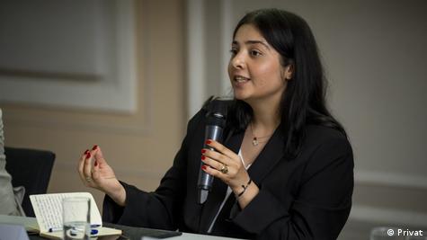 تصویری از غزل عبداللهی، عکاس و خبرنگار که اخیرا مادرش عالیه مطلبزاده در مشهد بازداشت شد تصویری از غزل عبداللهی، عکاس و خبرنگار که اخیرا مادرش عالیه مطلبزاده در مشهد بازداشت شد