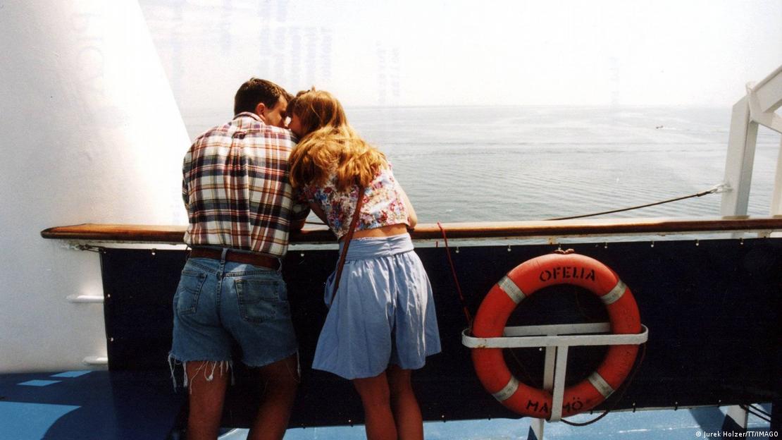 La psicóloga Alexandra Solomon explicó que las relaciones sanas se construyen con miles de pequeños momentos de atención compartida que refuerzan la confianza y la intimidad.