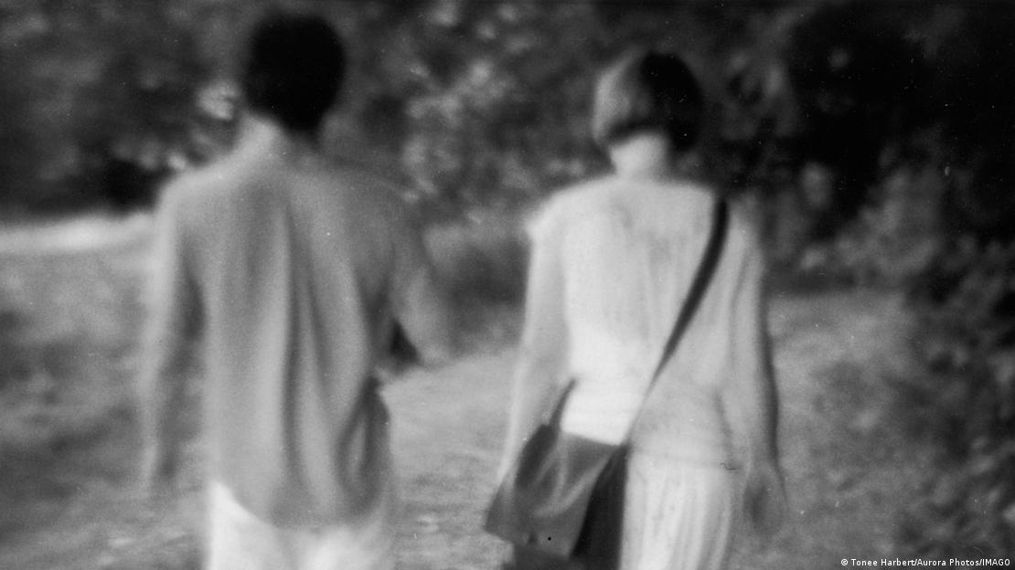 Los psicólogos John y Julie Gottman observaron en los años 80 que las parejas que respondían positivamente a pequeños gestos cotidianos permanecían juntas en el 86 % de los casos.