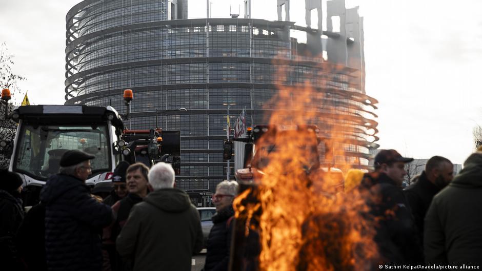 Merz touts EU-Mercosur deal while France, Italy protest DW 12/17/2025