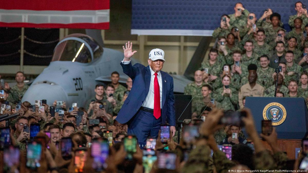 Japan Yokosuka 2025 | Donald Trump bei Ansprache an Besatzung des Flugzeugträgers USS George Washington 德语媒体:伊朗战争 – 特朗普献给习近平的大礼