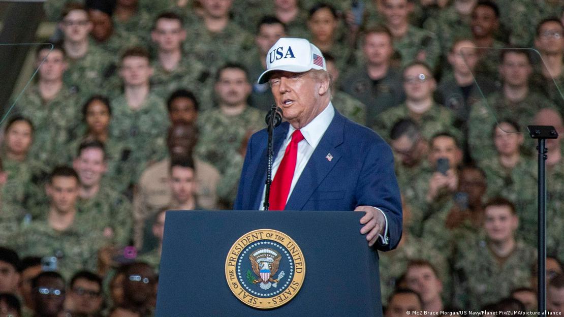 Japan Yokosuka 2025 | Donald Trump bei Ansprache an Besatzung des Flugzeugträgers USS George Washington Japan Yokosuka 2025 | Donald Trump bei Ansprache an Besatzung des Flugzeugträgers USS George Washington