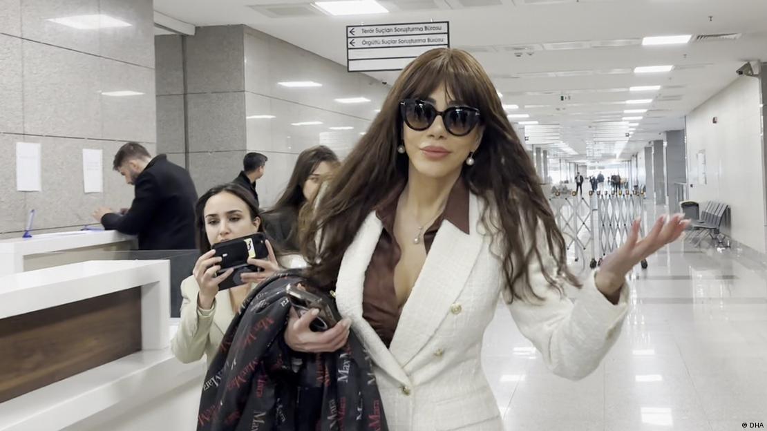 Ela Rumeysa Cebeci adliye koridorlarında 