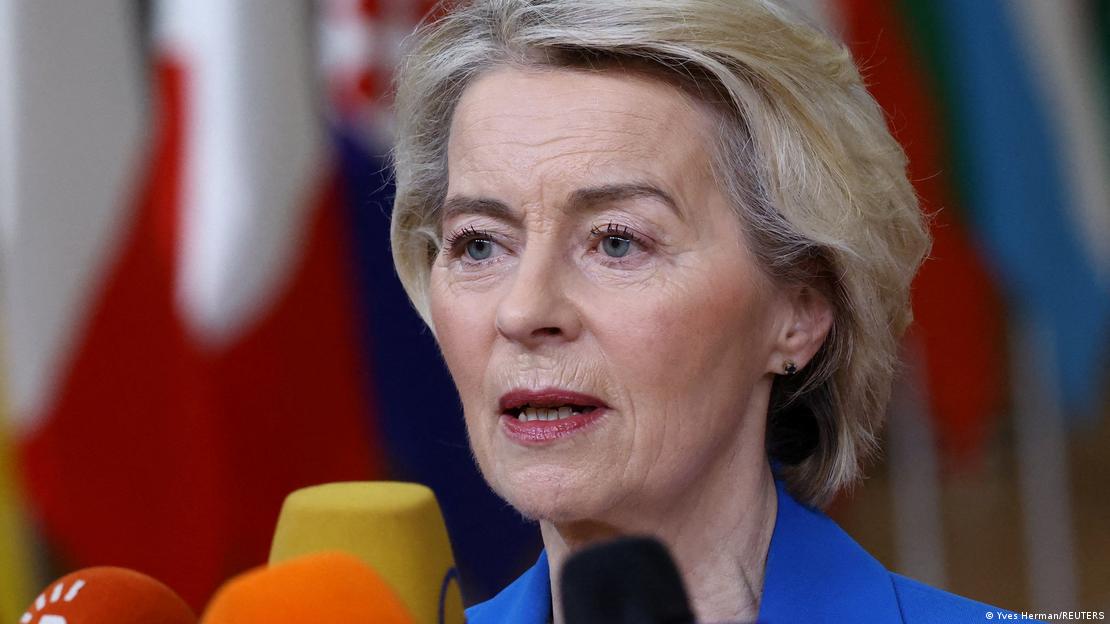 Presidentja e Komisionit Europian, Ursula von der Leyen duke folur para mikrofonave të gazetarëve gjatë samitit më të fundit në Bruksel.