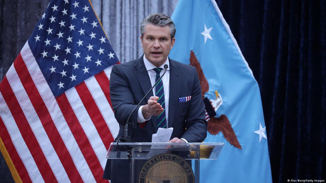 US-Verteidigungsminister Pete Hegseth spricht am Redepult US-Verteidigungsminister Pete Hegseth spricht am Redepult
