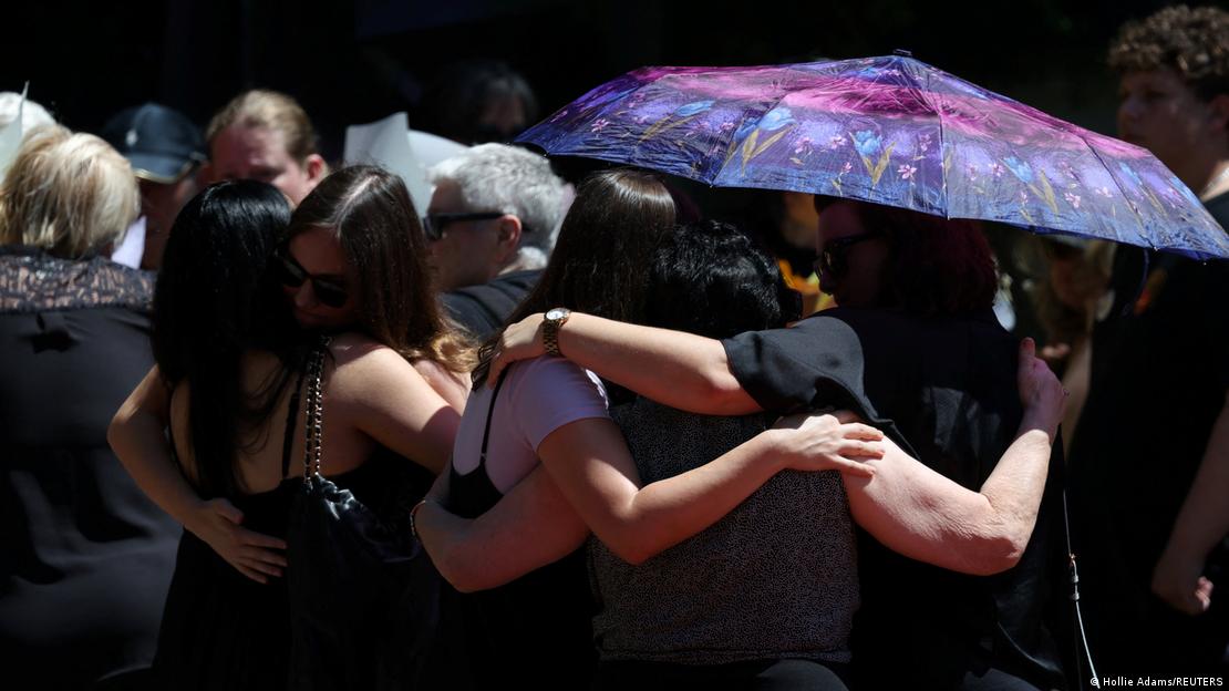 Australien Sydney 2025 | Trauernde umarmen sich (18.12.2025)