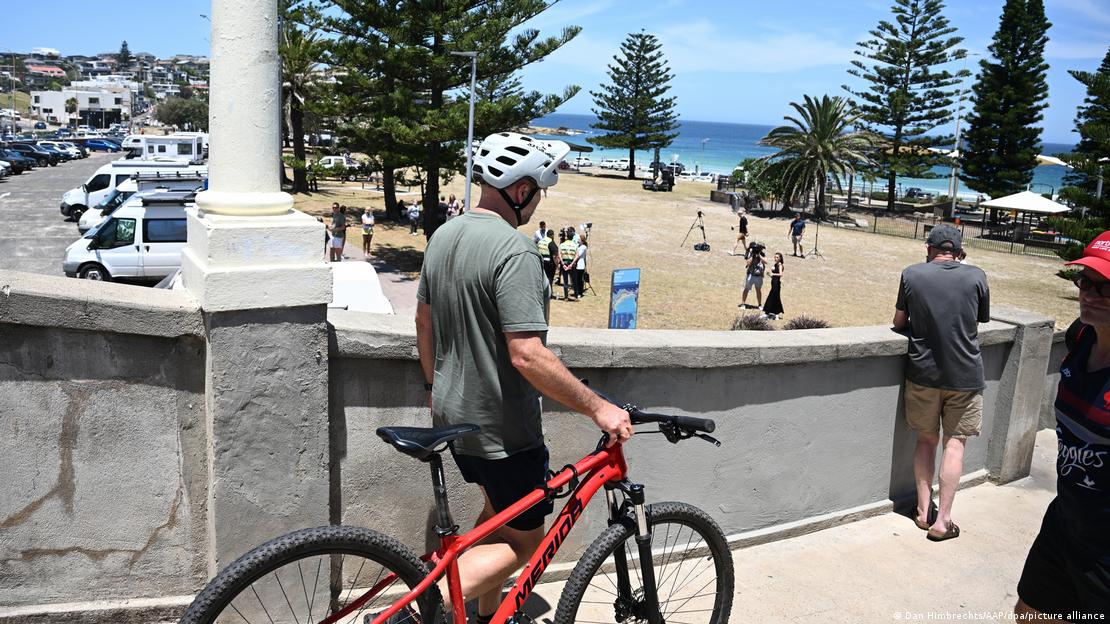 Australien Sydney 2025 | Ein Fahrradfahrer und weitere Passanten auf dem Weg zum Bondi Beach (18.12.2025)