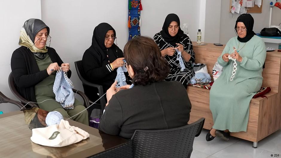Turkey: Crocheting for personal freedom – DW – 01