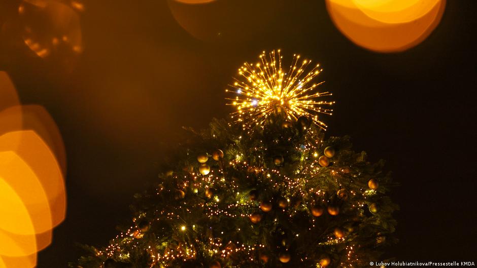Різдвяні ялинки України 2025: на генераторах, але з душею – DW – 19.12.2025