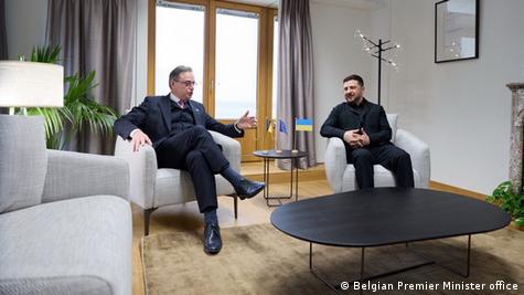 Премьер-министр Бельгии Барт Де Вевер и президент Украины Владимир Зеленский в Брюсселе 18 декабря 2025 года