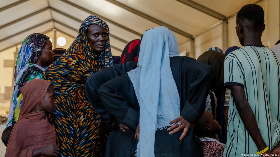 صورة لصف من الناس في خيمة إغاثة بمركز رينك ترانزيت في أعالي النيل، جنوب السودان، في 17 نوفمبر 2025.