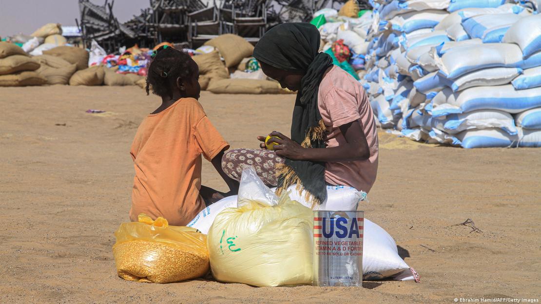 Dünyandaki en büyük insanlık dramının yaşandığı ülkelerin başında, savaş ve katliamların yaşandığı Sudan geliyor. Ülkeden kaçan iki sığınmacı kız çocuğu bir kampta oturmuşlar