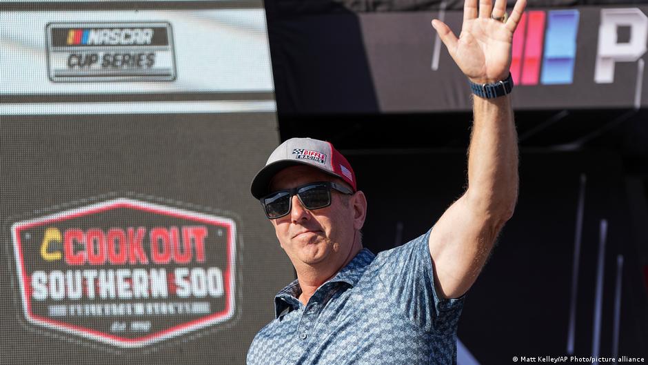 Plane owned by ex-NASCAR driver Greg Biffle crashes in US – DW – 12/18/2025