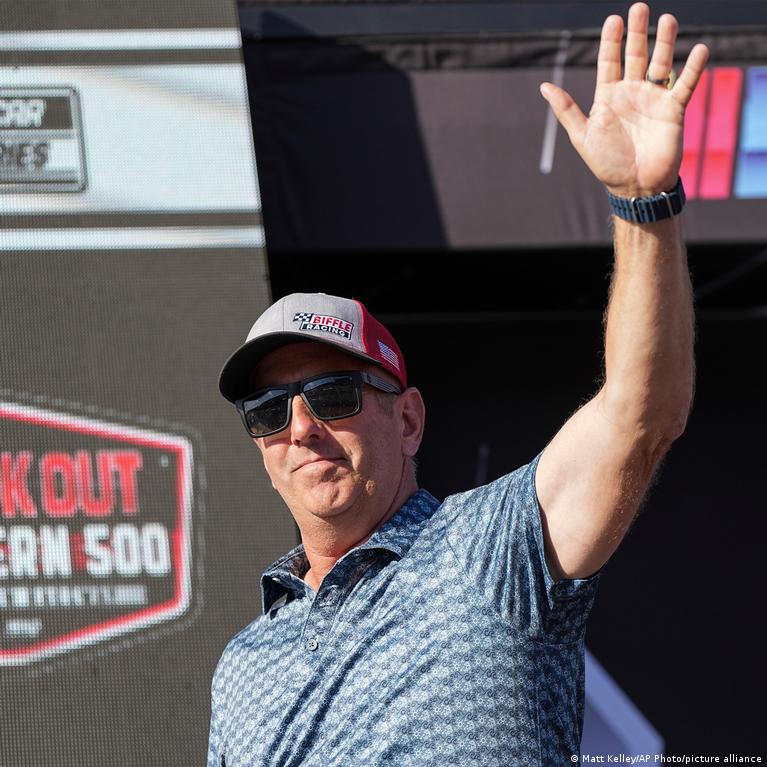 Plane owned by ex-NASCAR driver Greg Biffle crashes in US