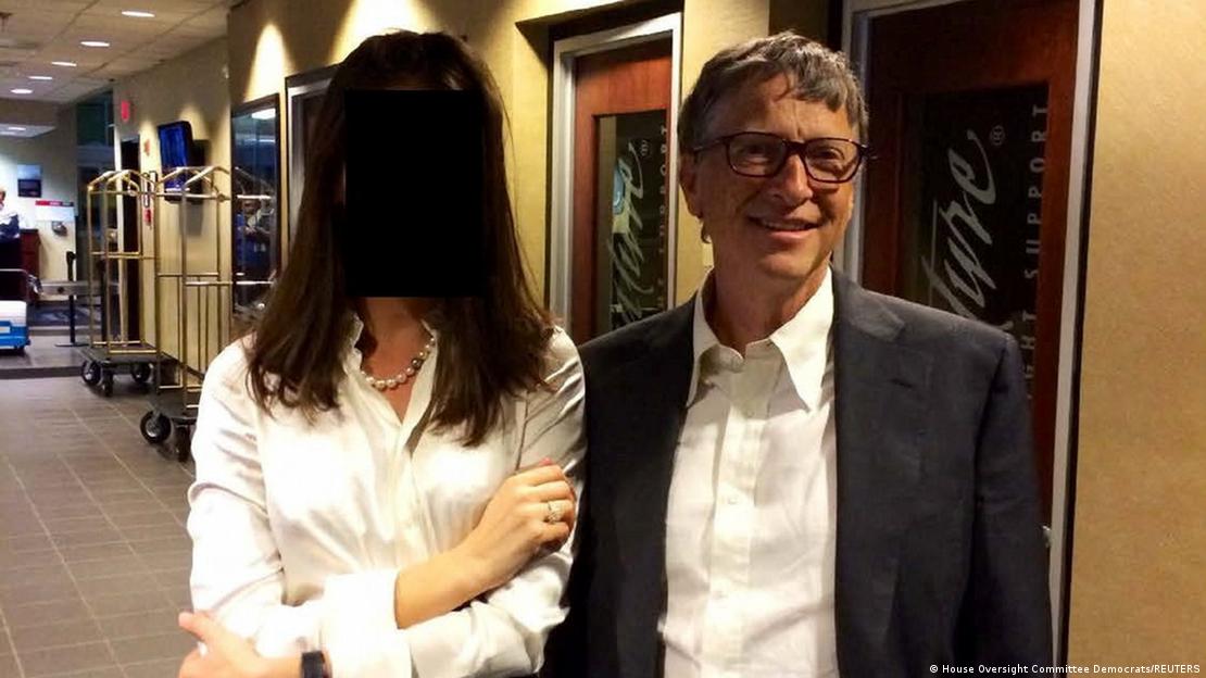 Microsoft kurucusu Bill Gates, yüzü karartılmış bir kadınla kameraya poz veriyor