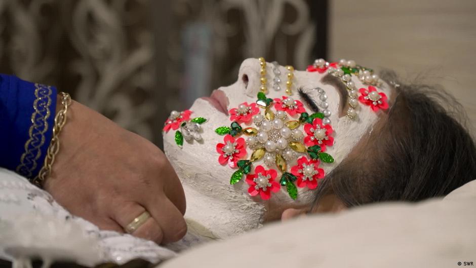 Bulgaria's winter brides between tradition and trend – DW – 12