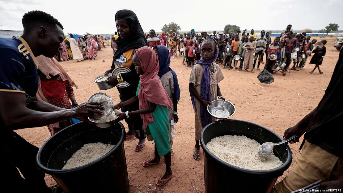 Sudaneses recibiendo comida del Programa Mundial de Alimentos de Naciones Unida. 