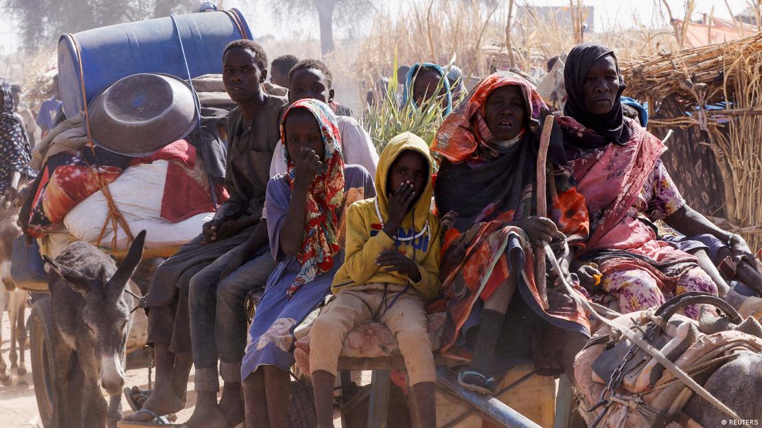 Niños y adultos dejando Kordofán, el nuevo epicentro de la guerra en Sudán.