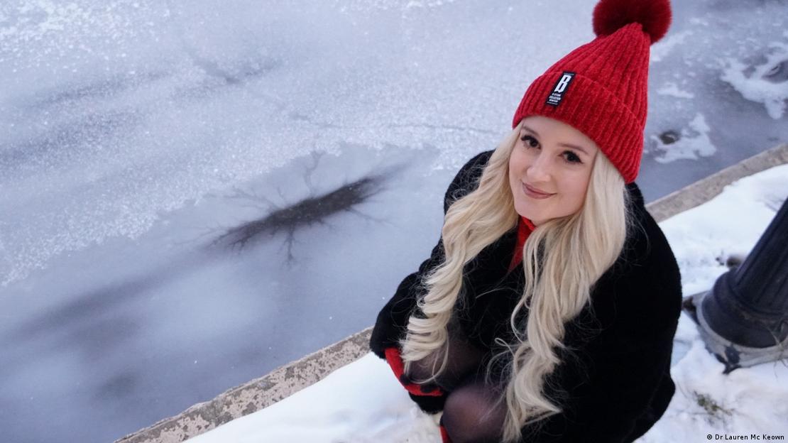 La doctora Lauren McKeown junto a una "estrella lacustre" en un lago congelado.