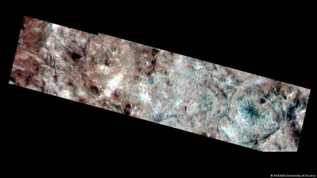 La sonda Galileo de la NASA detectó una extraña formación con forma de araña dentro del cráter Manannán en la superficie helada de Europa.