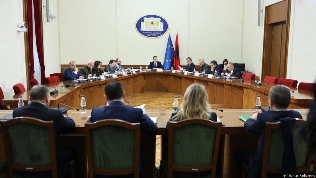 Pamje nga mbledhja e komisionit të mandateve në parlamentin shqiptar