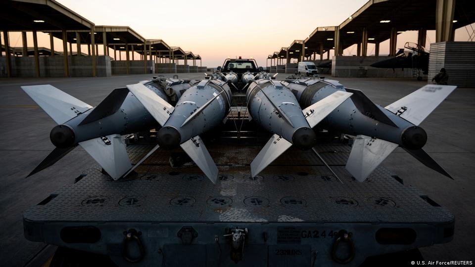 داعش کے خلاف فضائی حملوں میں استعمال ہونے والے بموں کو امریکی جنگی طیاروں تک لے جایا جا رہا ہے داعش کے خلاف فضائی حملوں میں استعمال ہونے والے بموں کو امریکی جنگی طیاروں تک لے جایا جا رہا ہے