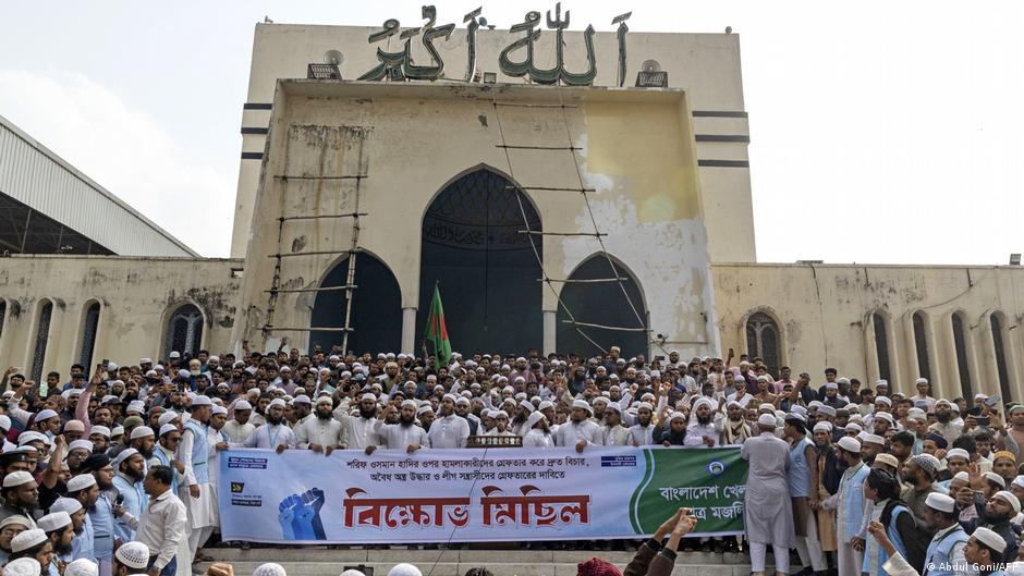 Tens of thousands mourn slain Bangladeshi protest leader – DW – 12