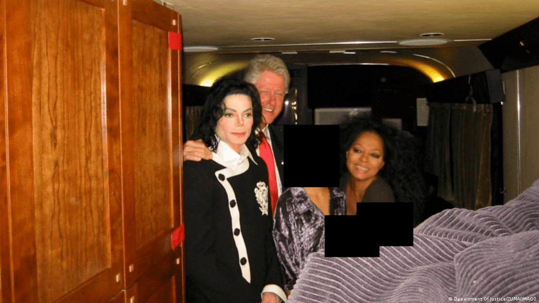 Adalet Bakanlığı tarafından yayımlanan fotoğraflardan birinde görülen Bill Clinton, Michael Jackson ve Diana Ross Adalet Bakanlığı tarafından yayımlanan fotoğraflardan birinde görülen Bill Clinton, Michael Jackson ve Diana Ross
