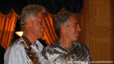 Das US-Justizministerium hat Dokumente und Fotos zum Fall Jeffrey Epstein veröffentlicht, darunter auch Details über Bill Clinton. Das US-Justizministerium hat Dokumente und Fotos zum Fall Jeffrey Epstein veröffentlicht, darunter auch Details über Bill Clinton.