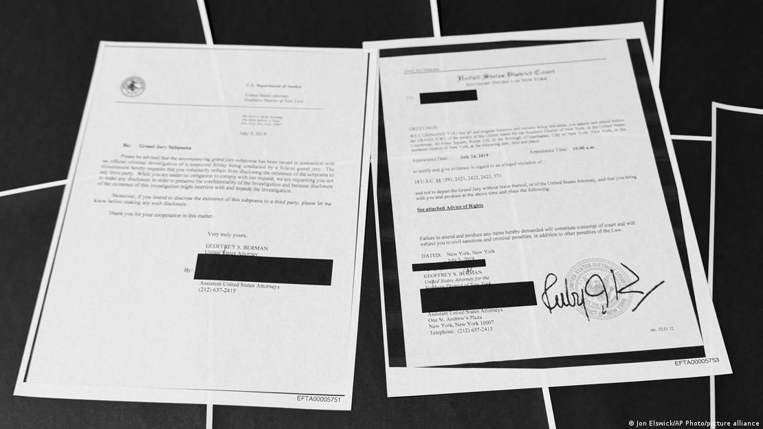 Documento publicado con información tapada por rectángulos negros.