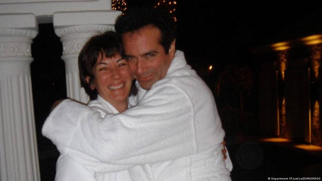 İllüzyonist David Copperfield (sağ) ve Ghislaine Maxwell birbirlerine sarılıyor