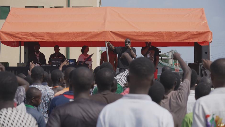 'Detty December' beats spread Christmas spirit in Lagos jail – DW – 12