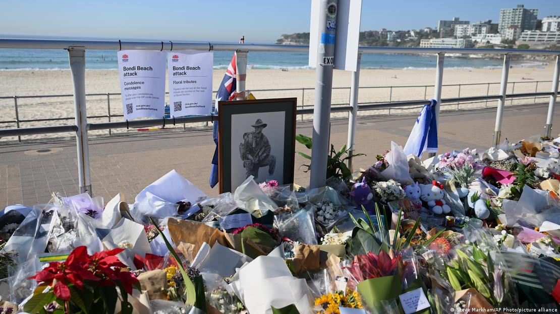 Flores, banderolas y notas de recuerdo para las víctimas del atentado terrorista.