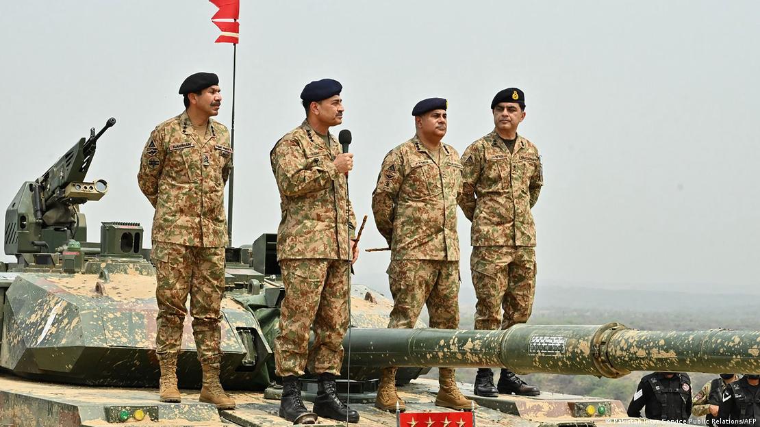 فیلڈ مارشل جنرل عاصم منیر  نے افغان طالبان کو پاکستان یا ٹی ٹی پی میں سے کسی ایک کا انتخاب کرنے کا کہا ہے 